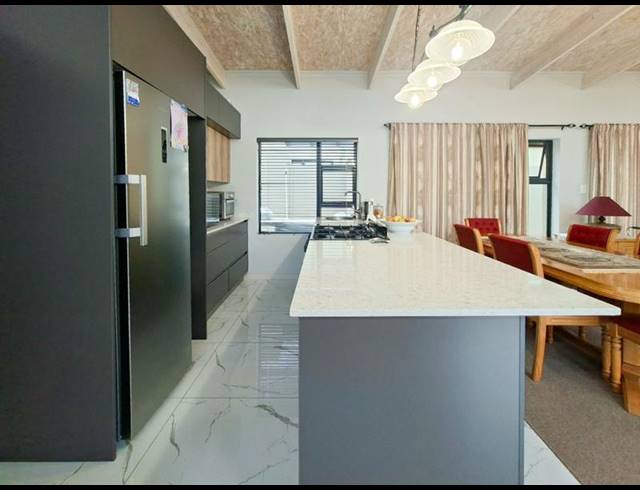 3 BEDROOM HOUSE FOR SALE IN HARTENBOS HEUWELS